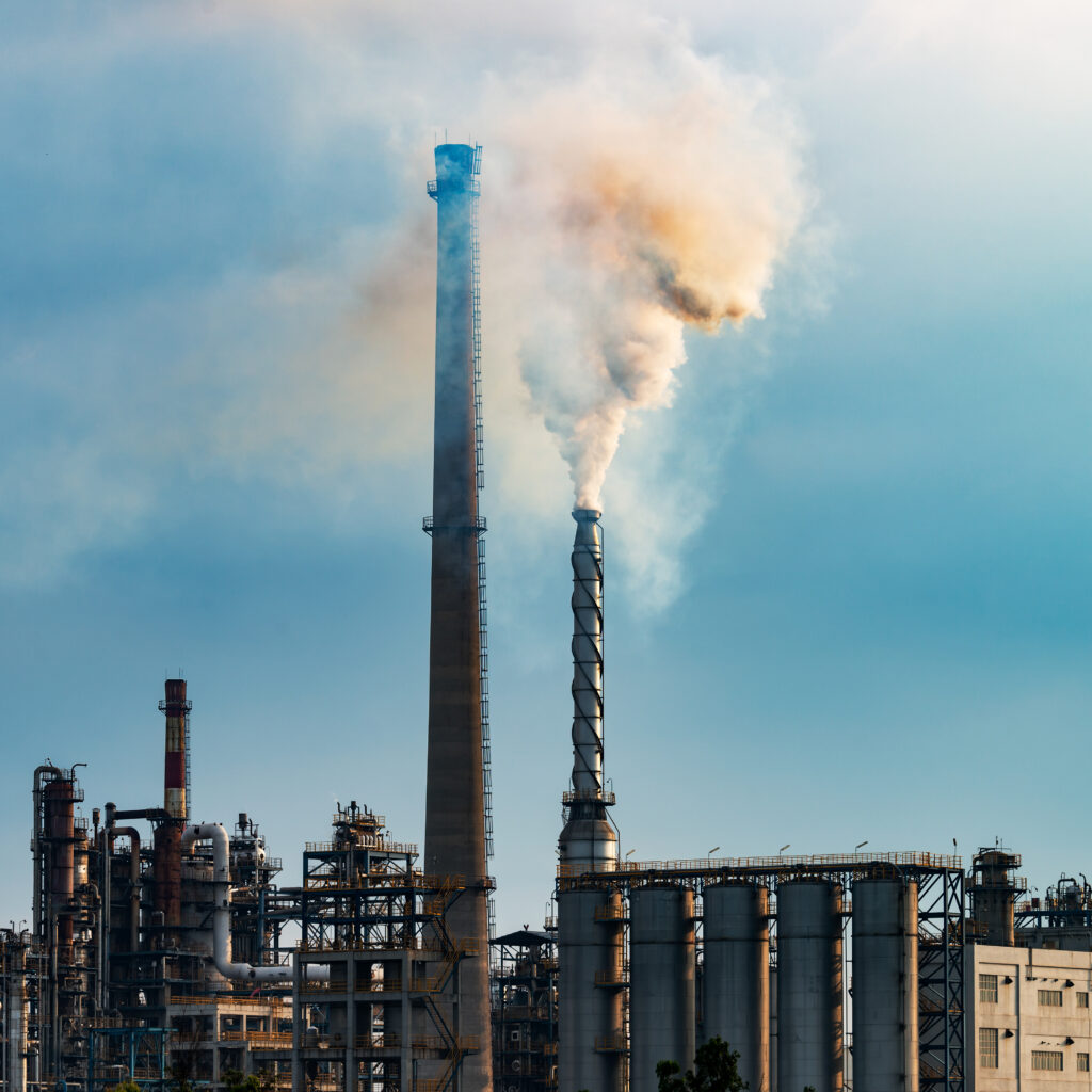 Industriestandort mit Anlagen und Schornsteinen