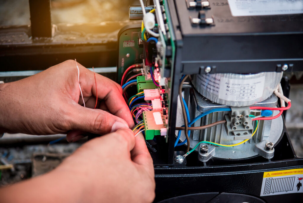 Elektromonteur verdrahtet Komponenten bei der elektrischen Industriemontage