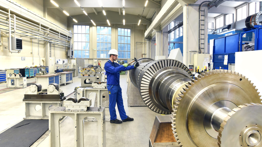 Monteur bei der mechanischen Industriemontage einer Maschine