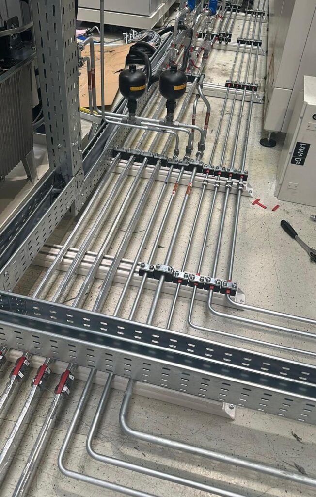 Hydraulische Verrohrung mit parallel verlegten Rohrleitungen an einer Industrieanlage