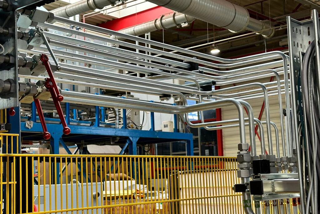 Rohrleitungen und Hydraulikverrohrung in einer Industriehalle
