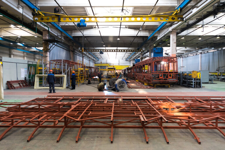 Industriehalle mit Stahlkonstruktionen bei einer Anlagendemontage