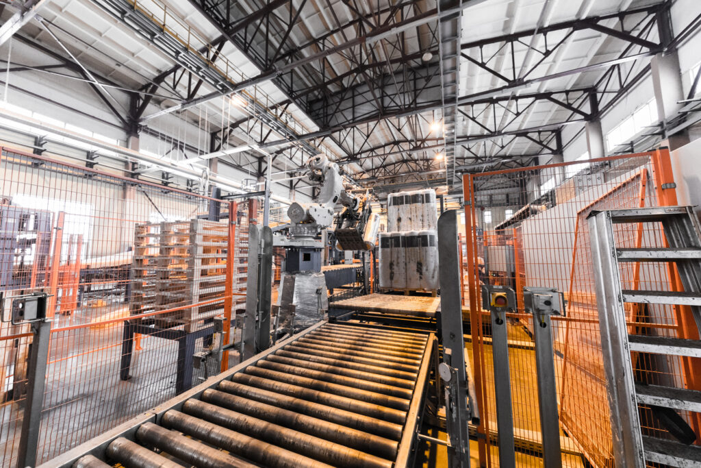Produktionslinie mit Rollenförderer in einer Industriehalle vor der Demontage