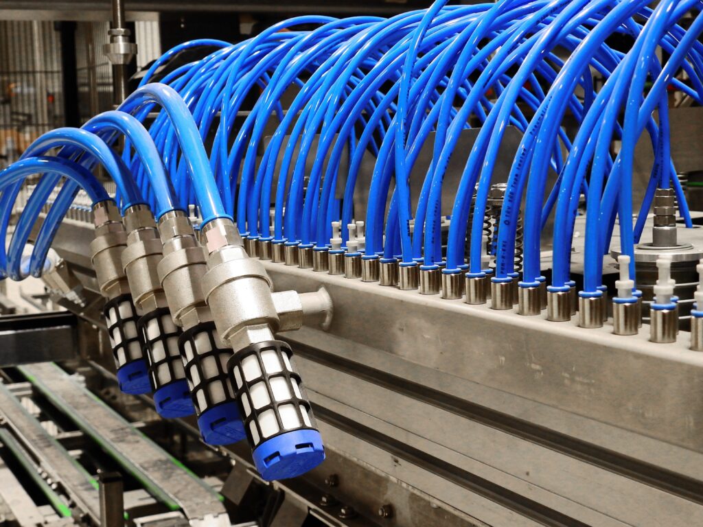 Pneumatikschläuche und Druckluftverteiler an einer Industrieanlage