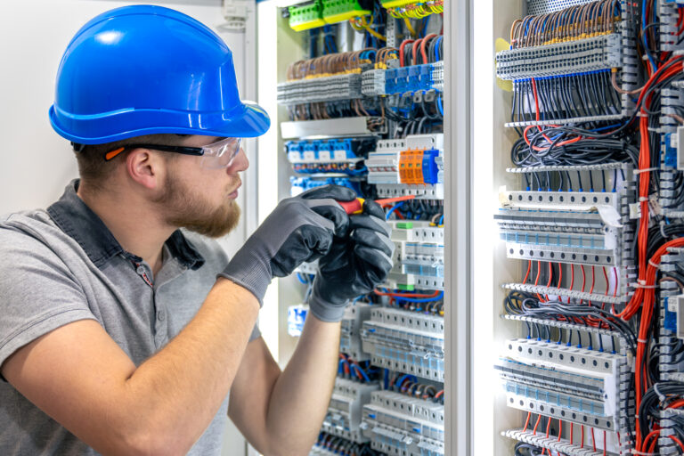 Elektriker verdrahtet einen Schaltschrank
