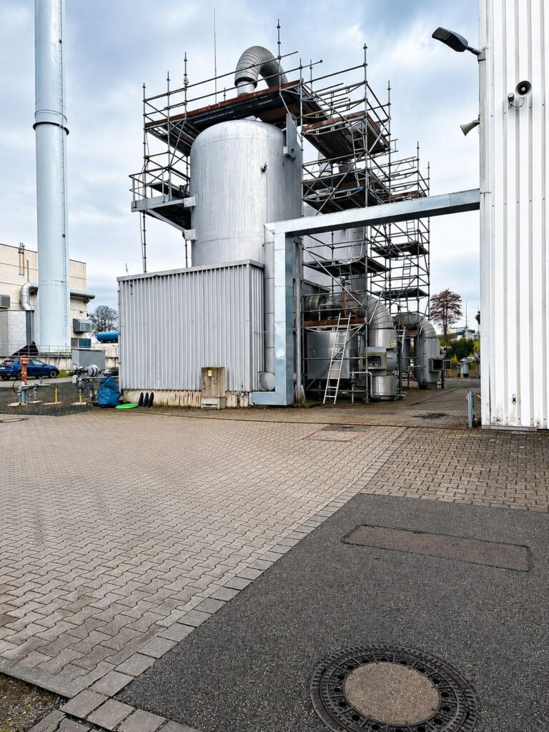 Trocknungsanlage mit Gerüst während der industriellen Reinigung