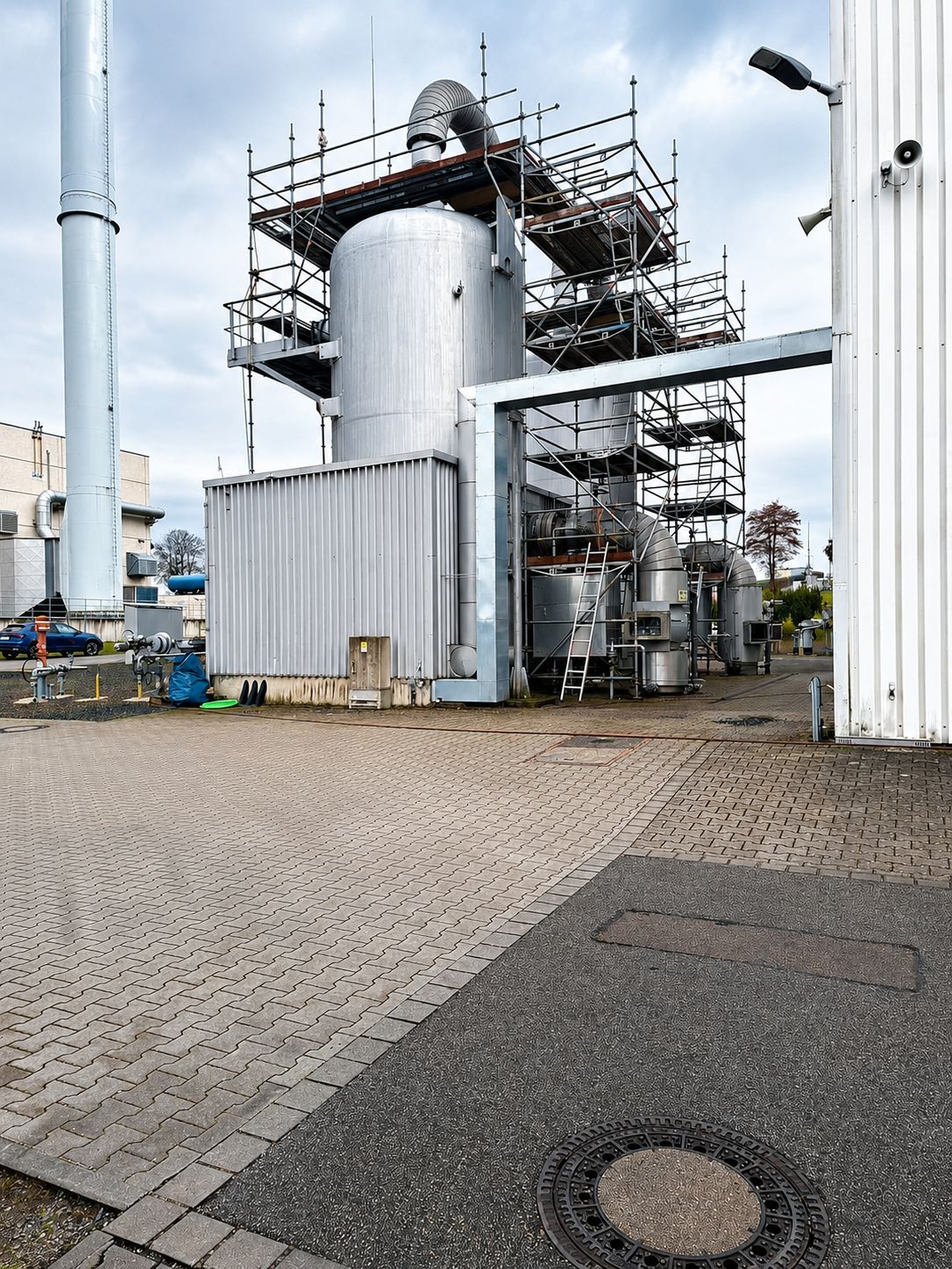 Trocknungsanlage mit Gerüst während der industriellen Reinigung