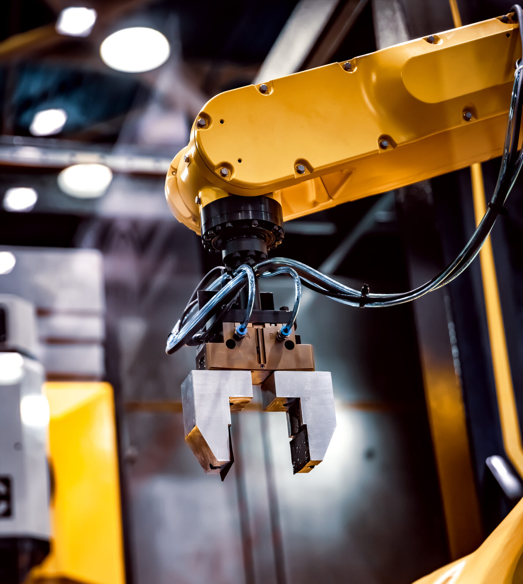 Anlagenmontage im Werkvertrag: Industrieroboter mit Greifer in einer Produktionsanlage